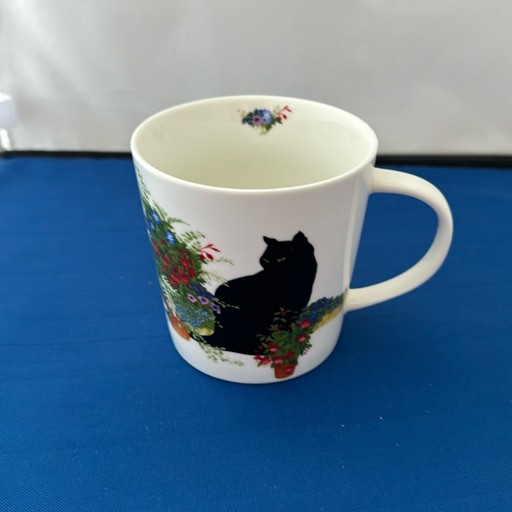 Cup with a black cat and flower pots‎